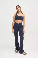 Top deportivo azul marino, de corte asimétrico con un solo tirante ancho, escote medio y elástico en el contorno superior.