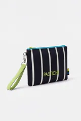 Necessaire de neopreno con diseño de rayas verticales blancas y negras, cierre superior celeste y correa de muñeca en tono verde lima. Incluye el nombre de la marca bordado en color verde lima en el frente.