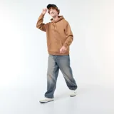 Buzo de chándal con capucha color tostado, con cordones ajustables, bolsillo canguro frontal y puños y dobladillo acanalados.
