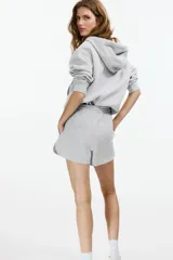Short en felpa liviana de mezcla de algodón, color gris melange, con elástico revestido en la cintura, cordón de ajuste y bolsillos en las costuras laterales.
