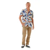 Camisa celeste con estampado de hojas de palmera y rayas horizontales en tonos naranja, amarillo y blanco.