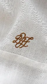Remera de manga larga confeccionada en una combinación de lino y algodón. Presenta escote en V, diseño con cortes frontales y detalle de logo bordado. Posee un calce cómodo con aberturas laterales en el ruedo.