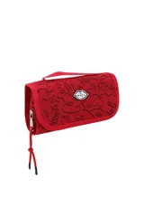 Necessaire rectangular de color negro con estampado de letras en gris y logo de labios rojos con la inscripción 'Oreiro Love' en el centro. Cuenta con cierre perimetral y tirador de cordón rojo.