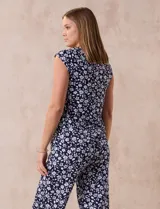 Conjunto de pijama marca René Rofé, compuesto por una remera de escote en V con botones y un pantalón capri con cintura elastizada, ambos en tejido soft estampado con motivos florales en tonos celeste y blanco.