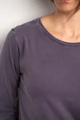 Remera color marrón de algodón peinado, corte oversize, cuello redondo y manga larga.