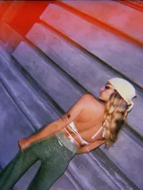 Top de hilo negro tejido de punto, modelo halter, con tiras para atar en la nuca y en la espalda.