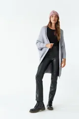 Saco largo tejido color gris claro, de acrílico.