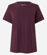 Remera básica de manga corta y cuello redondo, confeccionada en algodón suave y resistente.