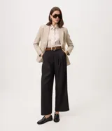 Pantalón de sastrería Cortelle estilo wide leg, color negro, con pretina estructurada, pinzas frontales y bolsillos laterales.