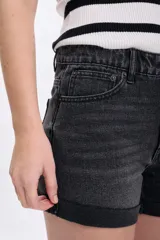 Short de jean negro con bajo doblado.