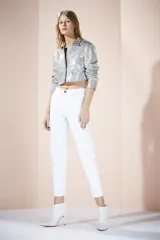 Minifalda plateada con efecto holográfico.