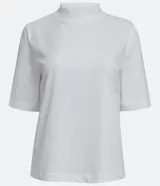 Remera de algodón color celeste con cuello alto y mangas cortas.