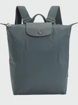 Mochila Longchamp modelo Le Pliage One, color bordó, con diseño minimalista, cierre superior y solapa frontal con botón a presión.