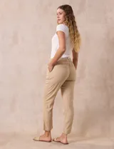 Pantalón de algodón marca Dash, color azul denim. Tiene pretina elastizada con lazo de ajuste, bolsillos delanteros y bolsillos traseros simulados.