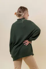 Polera de tejido de punto con textura marcada, cuello alto y diseño oversize con hombros caídos y terminaciones acanaladas.