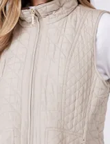 Chaleco capitoneado color verde oliva, con cuello alto, cierre frontal completo y bolsillos laterales. El interior está completamente forrado en símil piel para mayor calidez.