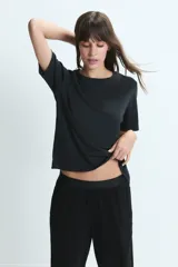 Remera básica de algodón, de corte recto y cuello redondo, con mangas cortas.