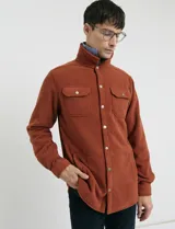 Sobrecamisa de micropolar color terracota, con cuello camisero, cierre frontal con botones a presión y dos bolsillos frontales con solapa y botón.