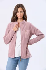 Campera de micropolar con textura en zig zag, cuello alto y cierre frontal. Cuenta con un bolsillo superior con cierre y bolsillos laterales, ofreciendo un diseño térmico y funcional.