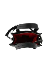 Cartera Las Oreiro color beige, de forma rectangular, con doble asa superior y correa regulable y desmontable. Presenta un aplique metálico en forma de labios con strass y el logo "Oreiro Love" grabado en la parte inferior.