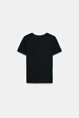 Camiseta de cuello redondo y manga corta, con corte regular fit.