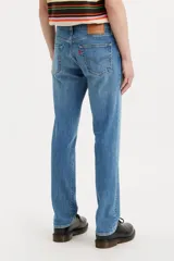 Jean de corte slim fit con tiro medio, confeccionado en denim de tono azul medio con acabado desgastado.