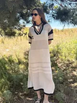 Remerón tejido de punto color azul marino con calados, cuello estilo camisa en verde oscuro con rayas blancas y verdes, y logo bordado en blanco en el pecho.