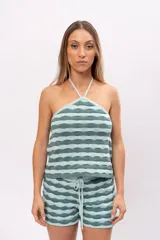 Top tejido a rayas horizontales en tonos verde agua y gris, con cuello halter y espalda descubierta.