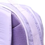 Mochila deportiva color lila, confeccionada en material textil con acabado ligeramente arrugado. Presenta un diseño funcional con compartimento principal amplio, bolsillo frontal con cierre, compartimento inferior independiente para calzado y bolsillos laterales. Incluye tirantes ergonómicos ajustables, asa superior y espaldera acolchada con diseño anatómico para mayor ventilación.