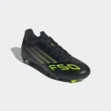 Championes de fútbol Adidas F50 League, color negro con detalles en amarillo neón y plateado. Presentan un exterior Fiberskin con estampado Sprintgrid y suela Sprintplate para terreno firme/multiterreno.