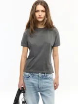 Remera de manga corta gris con efecto gastado fade, calce ajustado y cuello redondo.