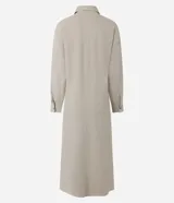 Vestido largo chemise negro de Marfinno, confeccionado en mezcla de lino y viscosa. Presenta diseño recto, cuello camisero, botonadura frontal completa, bolsillos laterales y mangas largas con puños.
