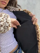 Campera de piel sintética con estampado animal print de leopardo, diseño de corte holgado, cuello solapa y textura suave.
