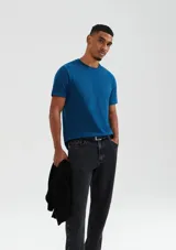 Camiseta básica de corte regular, cuello redondo y manga corta, confeccionada en tejido de algodón liso.