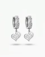 Caravanas tipo argolla de acero con incrustaciones de piedras brillantes y dije colgante en forma de corazón con diseño calado.