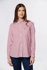 Camisa celeste con rayas verticales blancas, de corte holgado, manga larga y cuello clásico.