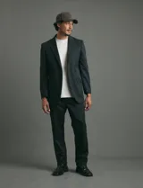 Traje de corte slim fit compuesto por saco de dos botones y pantalón de vestir a juego. Presenta una silueta entallada y moderna.
