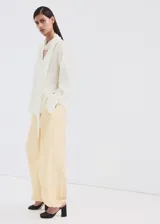 Pantalón largo color amarillo claro, de diseño balloon con cintura elástica de tiro medio y bajo con goma elástica.