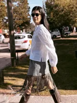 Camisa blanca de lino con mangas abullonadas y cuello mao.