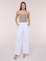 Pantalón de denim blanco de tiro alto y corte wide leg, con bolsillos diagonales decorados con botones metálicos a los lados y piernas de caída recta.