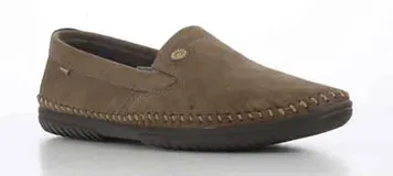 Mocasines de hombre estilo rutero, color marrón, confeccionados en cuero con costuras reforzadas en el contorno y suela de goma antideslizante.
