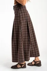 Pantalón de corte wide leg con diseño de cuadros, confeccionado en algodón. Presenta tiro medio, pinzas frontales y bolsillos laterales.