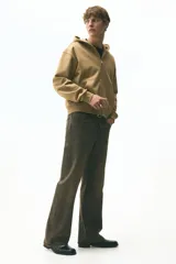 Campera con capucha de corte boxy confeccionada en felpa de algodón pesado. Presenta cierre frontal completo, bolsillos tipo canguro, capucha forrada y terminaciones acanaladas en puños y ruedo.