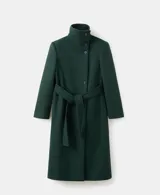Abrigo largo de paño en color verde oscuro, con cuello alto, cierre frontal oculto y cinturón ajustable del mismo tejido. Presenta un diseño estructurado con bolsillos laterales.