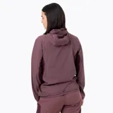 Campera cortaviento Merrell de diseño técnico, confeccionada en nylon reciclado con tratamiento repelente al agua. Presenta capucha ergonómica, cierre frontal completo, bolsillo con cierre en el pecho y mangas largas con puños elásticos.