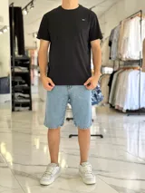 Remera negra de corte clásico y mangas cortas, con pequeño logo impreso en el pecho.