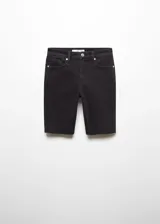 Short ciclista de jean negro con tiro alto y terminación desflecada.