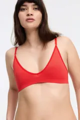Soutien bralette color rojo con escote en V, sin copa ni aro. Confeccionado en microfibra seamless con diseño de olas, breteles ajustables y cierre con broche de tres posiciones en la espalda.