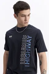Remera de manga corta color azul marino, con escote redondo y ajuste regular. Presenta un estampado vertical con la palabra "HIGHWAY" en diferentes tonos de azul y el número "#76" en el pecho.