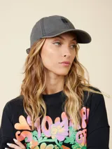 Gorra de béisbol color verde claro, de lona lavada, con logo bordado en el frente.